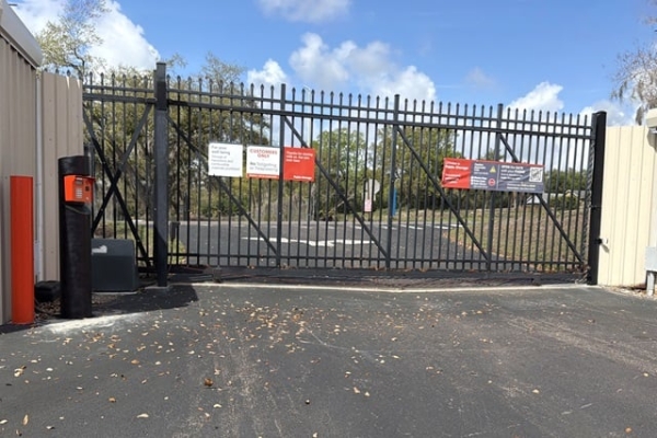 Facility photo: //images.sparefoot.com/medium/24281469e385281e9bc.jpg