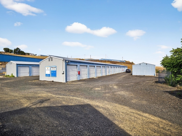 Facility photo: //images.sparefoot.com/medium/24281568ffd60257ca0.jpg