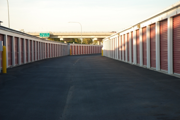 Facility photo: //images.sparefoot.com/medium/24282168ff810279904.jpg