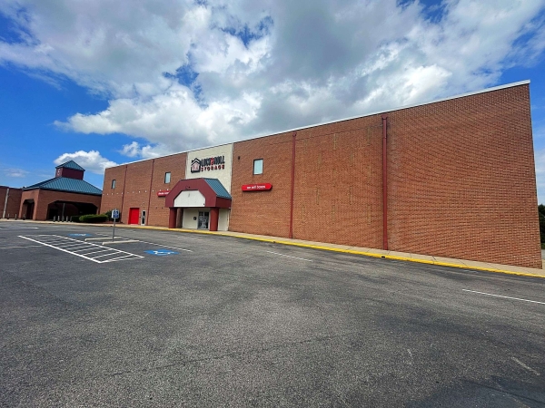 Facility photo: //images.sparefoot.com/medium/2428476914950e2dbd6.jpg