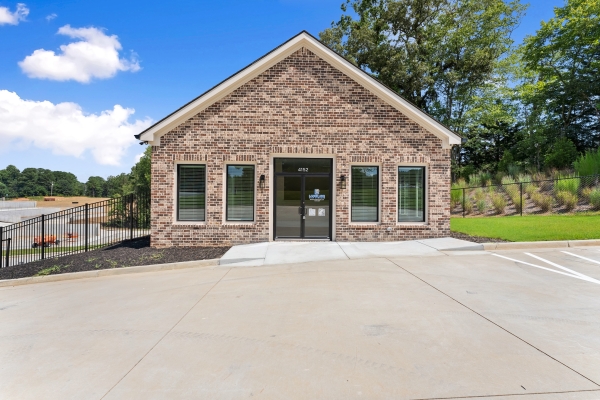 Facility photo: //images.sparefoot.com/medium/2428556904c76c4038f.jpg