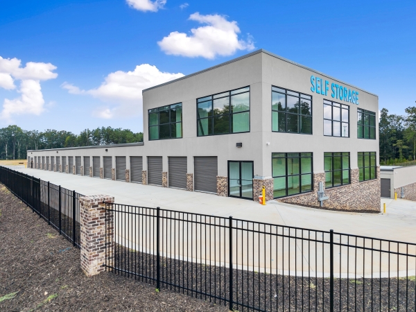 Facility photo: //images.sparefoot.com/medium/2428556904c7b7bd89a.jpg