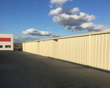 Facility photo: //images.sparefoot.com/medium/242864690a31fde9e5c.jpg