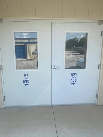 Facility photo: //images.sparefoot.com/medium/242866690a70c5138f8.jpg