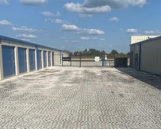 Facility photo: //images.sparefoot.com/medium/242866690a70c83d6b2.jpg