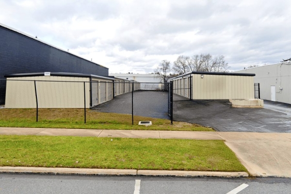 Facility photo: //images.sparefoot.com/medium/2428736908e0c7ab9b9.jpg