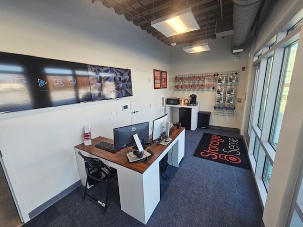 Facility photo: //images.sparefoot.com/medium/2428806940690fc761f.jpg