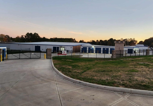 Facility photo: //images.sparefoot.com/medium/242887691347a066e90.jpeg