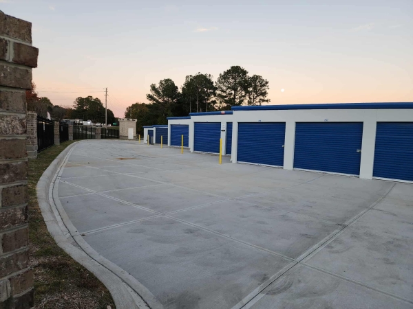 Facility photo: //images.sparefoot.com/medium/242887691347a35692a.jpeg