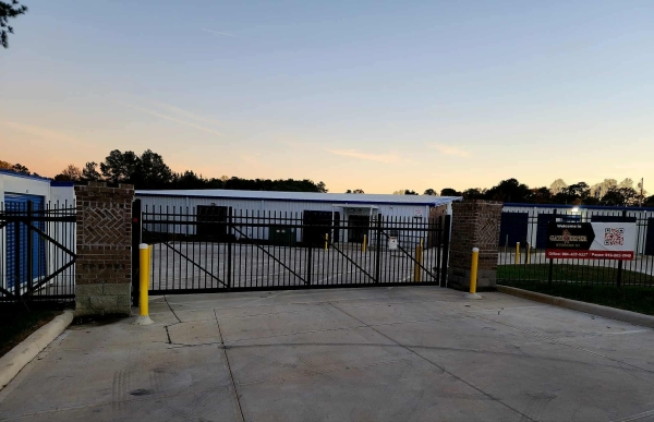 Facility photo: //images.sparefoot.com/medium/242887691347a499791.jpeg