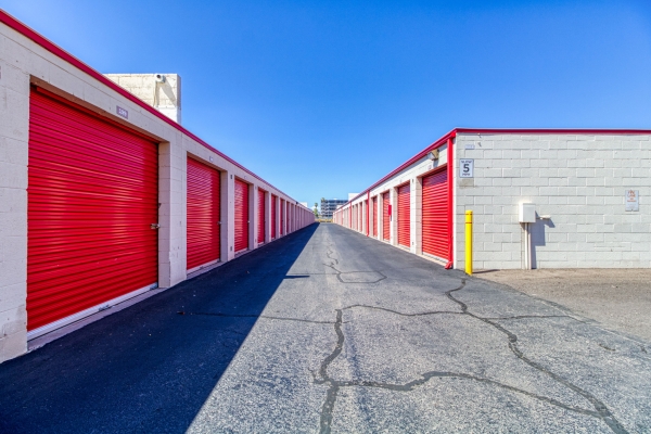 Facility photo: //images.sparefoot.com/medium/242888691539968f5dc.jpg