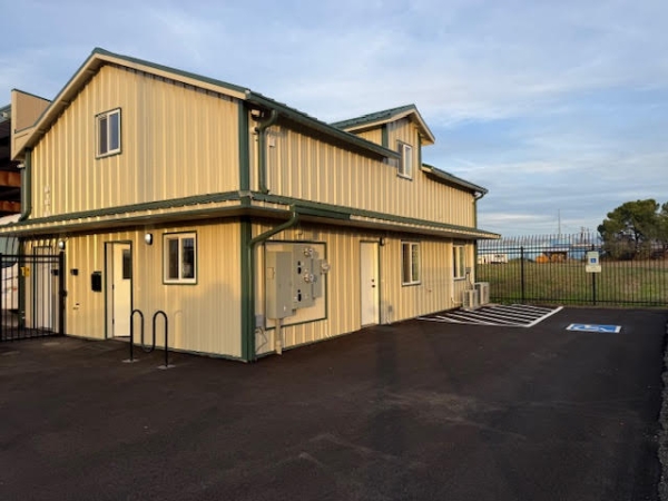 Facility photo: //images.sparefoot.com/medium/2428996924edaf1af3d.jpg