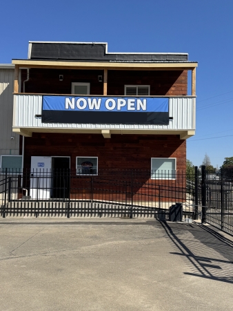 Facility photo: //images.sparefoot.com/medium/242900690a84c89d73a.jpeg