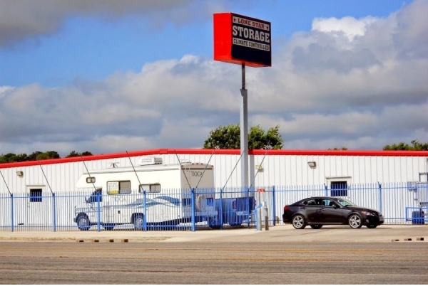 Facility photo: //images.sparefoot.com/medium/24290869125f4d439e2.jpg