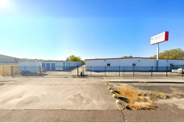 Facility photo: //images.sparefoot.com/medium/24290869125f92623be.jpg