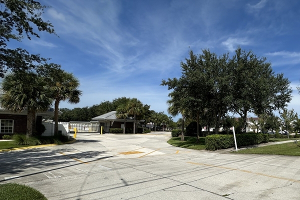 Facility photo: //images.sparefoot.com/medium/242910690cc8537c5c5.jpg