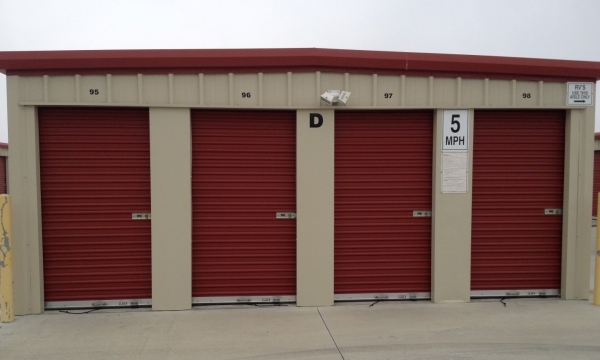 Facility photo: //images.sparefoot.com/medium/242920690e4bae819df.jpg