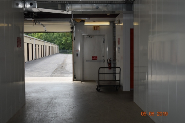 Facility photo: //images.sparefoot.com/medium/242929690e85ddb42ca.jpg