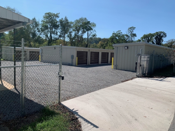 Facility photo: //images.sparefoot.com/medium/242931690e8bea8a923.jpg