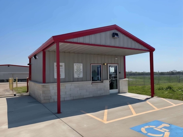 Facility photo: //images.sparefoot.com/medium/242939691231fc12bd1.jpg