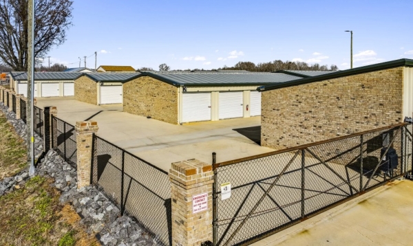 Facility photo: //images.sparefoot.com/medium/24294069121abe7025b.jpg