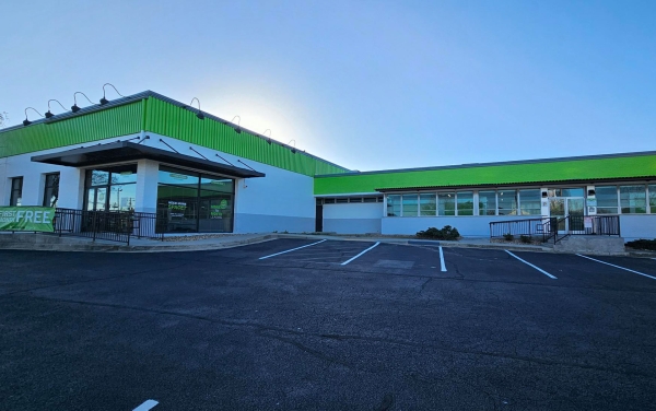 Facility photo: //images.sparefoot.com/medium/24296069b7fed3676a2.jpg