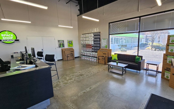 Facility photo: //images.sparefoot.com/medium/24296069b7fed5701b0.jpg