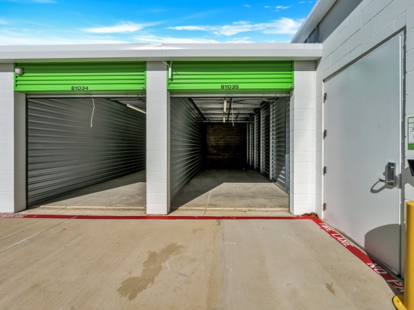 Facility photo: //images.sparefoot.com/medium/24296269c2d7109f30d.jpg