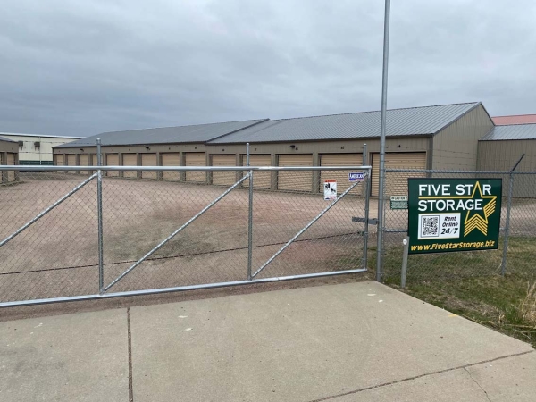 Facility photo: //images.sparefoot.com/medium/242973691f188d3108c.jpg