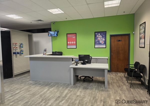 Facility photo: //images.sparefoot.com/medium/242982693aa94a32c2e.jpg