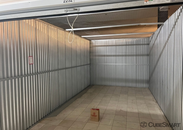 Facility photo: //images.sparefoot.com/medium/242982693bf7354e8e3.jpg