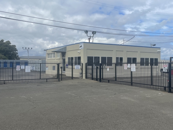 Facility photo: //images.sparefoot.com/medium/242988691d00761066d.jpg