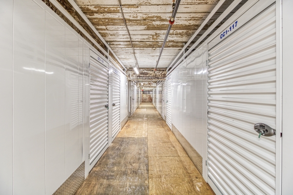 Facility photo: //images.sparefoot.com/medium/242997691d06265c78f.jpg