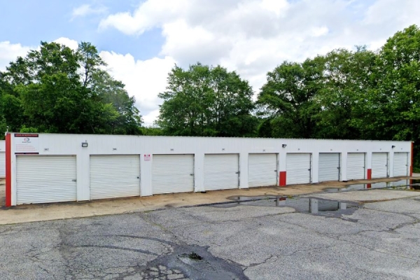 Facility photo: //images.sparefoot.com/medium/243003691cb131dab26.jpg