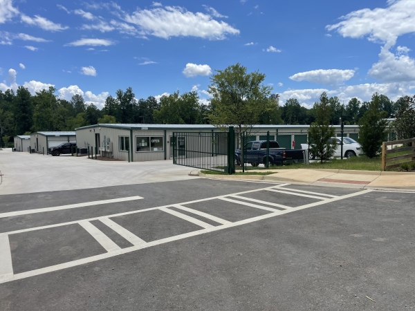 Facility photo: //images.sparefoot.com/medium/243005691f390a16e58.jpeg