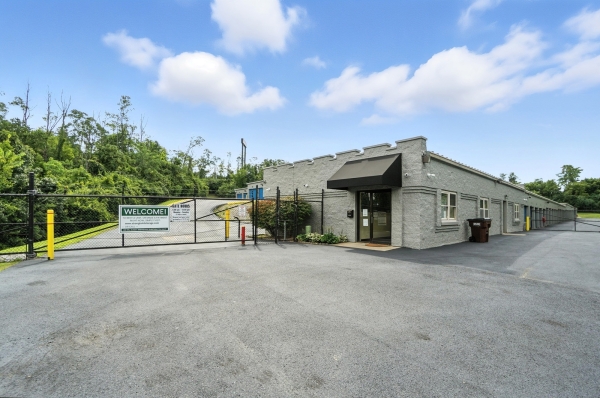 Facility photo: //images.sparefoot.com/medium/243006691e3b65eb7cc.jpg