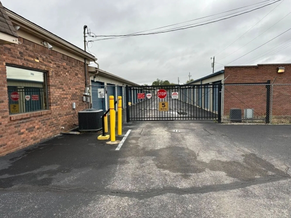 Facility photo: //images.sparefoot.com/medium/243029691f41eb1317b.jpg