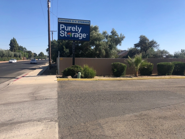 Facility photo: //images.sparefoot.com/medium/243036691df95409f6e.jpg