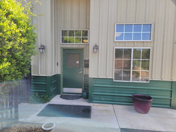 Facility photo: //images.sparefoot.com/medium/243040691deafc7937f.jpg