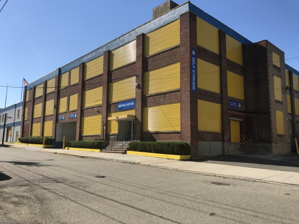 Facility photo: //images.sparefoot.com/medium/2430676920d6de21122.jpg