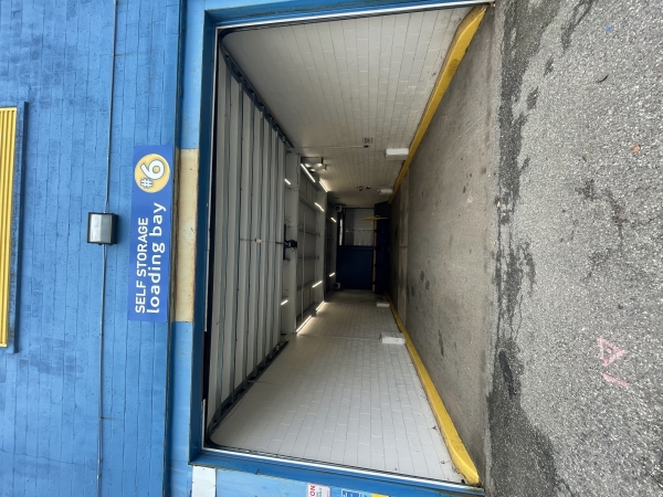 Facility photo: //images.sparefoot.com/medium/2430676920d6e146ed1.jpg