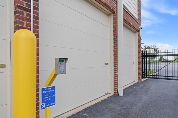 Facility photo: //images.sparefoot.com/medium/243075692078f504a7b.jpeg