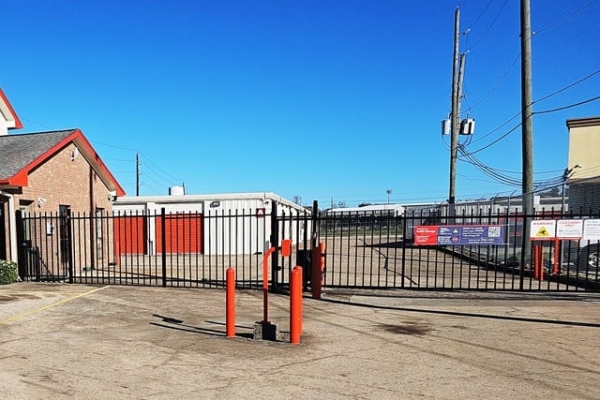 Storage Units at Public Storage - Houston - 350 W Rankin Rd - 350 W Rankin Rd