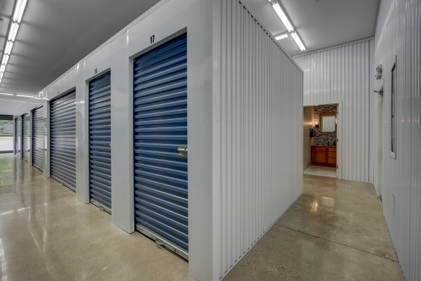 Facility photo: //images.sparefoot.com/medium/243098692098e1925f9.jpg