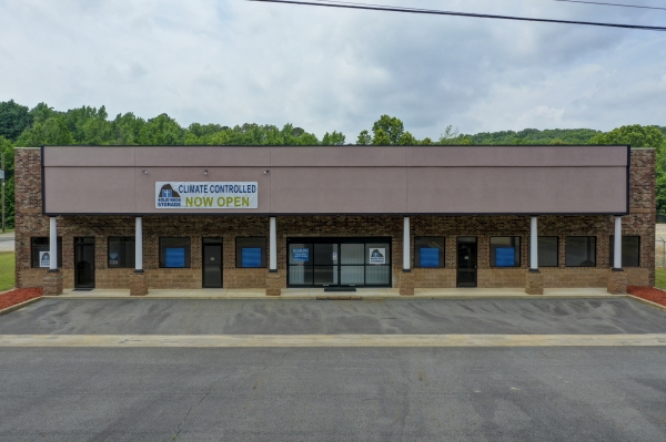 Facility photo: //images.sparefoot.com/medium/243098692098ee4011f.jpg