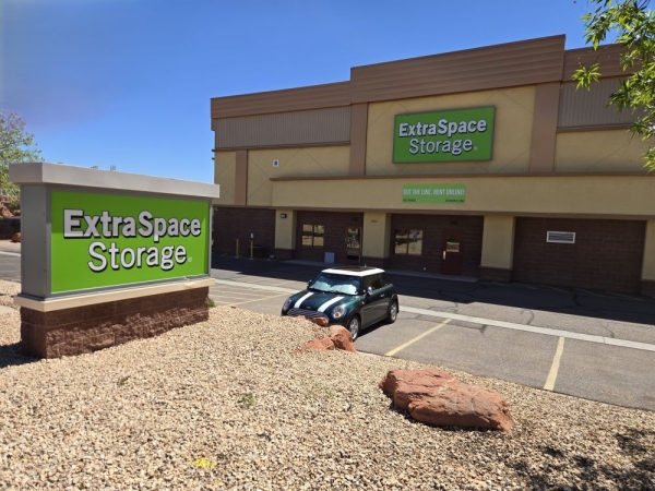 Facility photo: //images.sparefoot.com/medium/24315669d644561b3cc.jpg