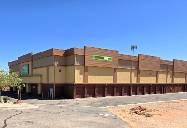 Facility photo: //images.sparefoot.com/medium/24315669d6445954eac.jpg