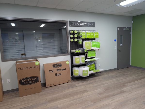Facility photo: //images.sparefoot.com/medium/2431796994310a00801.jpg
