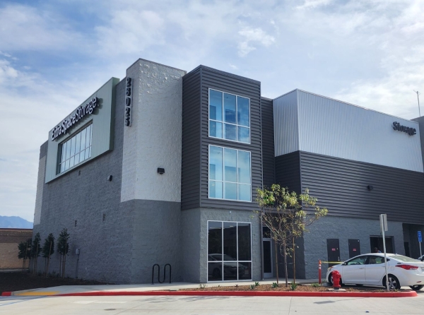 Facility photo: //images.sparefoot.com/medium/243183699431d1acd01.jpg