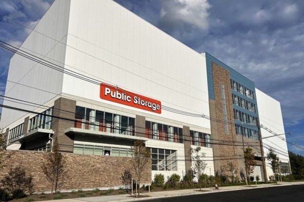 Facility photo: //images.sparefoot.com/medium/243231692ddf13623b8.jpg